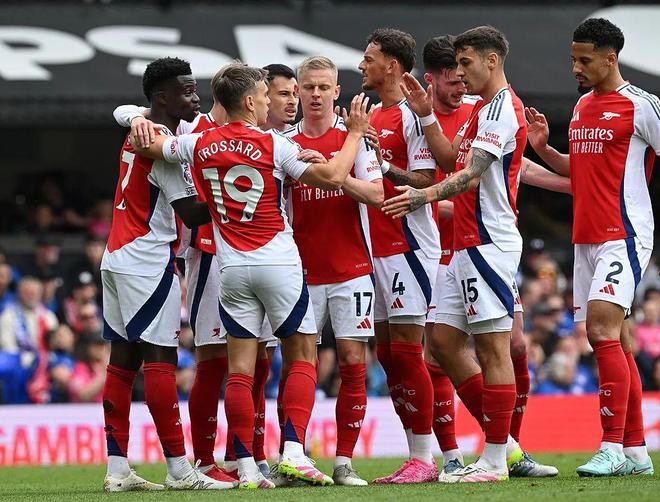 利物浦客场负于莱斯特城，失去领跑位置(利物浦客场负于莱斯特城,失去领跑位置的球员)